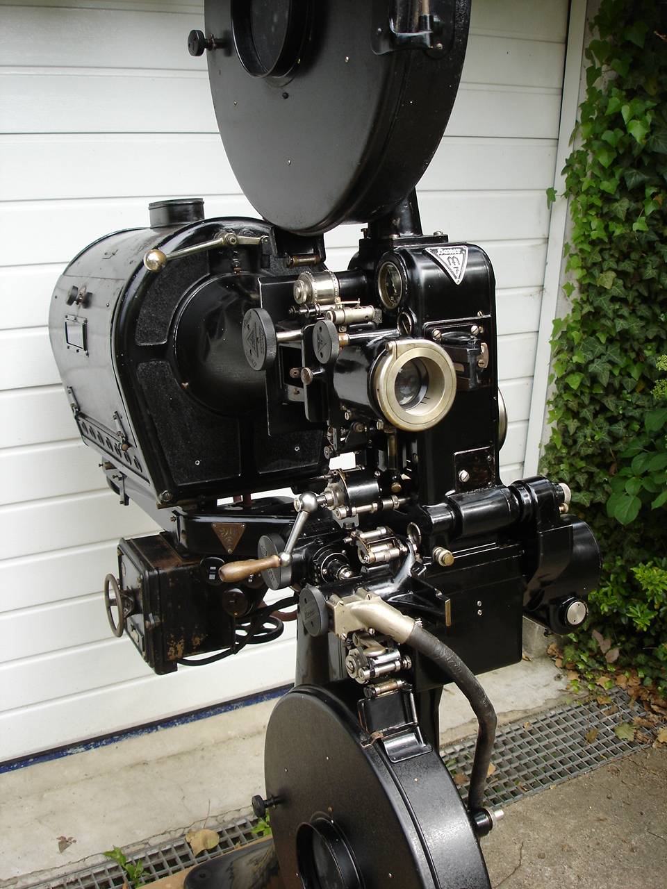 Kino # 35mm # Projektor # Bauer B11 # zerlegt # Einzelteil # Fuß und Grundplatte 